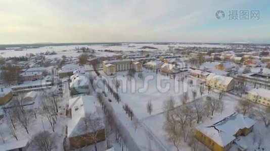 覆盖着雪的建筑物。 小镇的风景。 空中镜头。视频