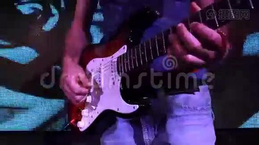 摇滚音乐会-电吉他在独奏时关闭视频