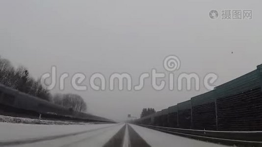 汽车里有摄像机，高速公路上有雪视频