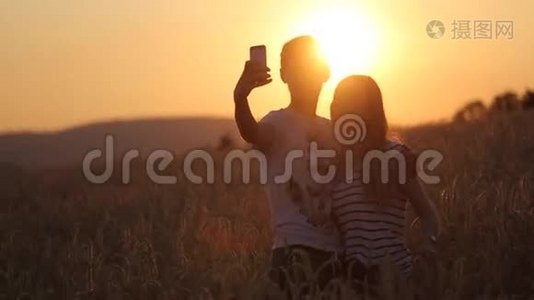 自拍拍摄一个女孩和男人在日落慢动作视频视频