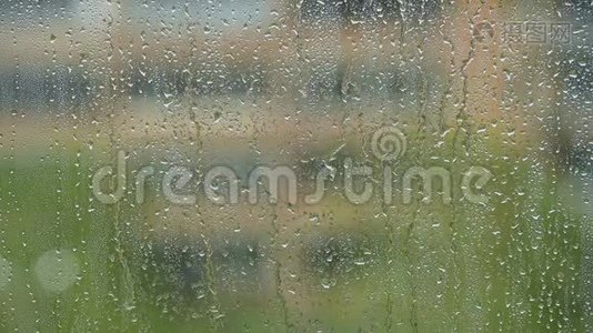 夏日的雨，窗上滴着水珠视频