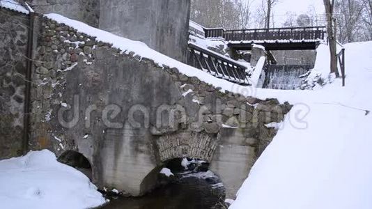 老式水磨房，溪流拱，石头，雪冬视频