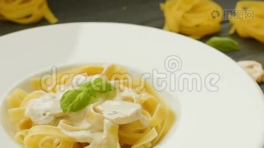 带有蘑菇、鲜罗勒和奶油酱的意大利面食视频