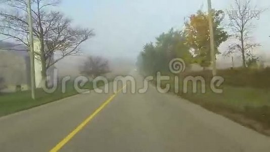 通过雾沿乡村道路行驶的视角视频
