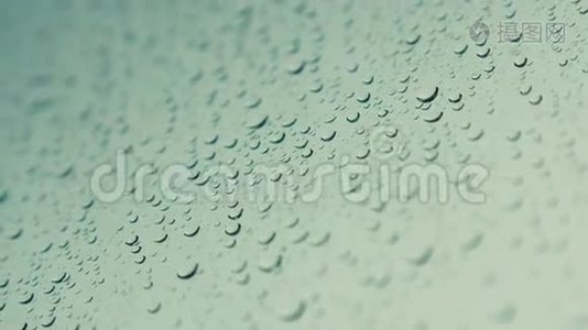 雨滴在玻璃上视频