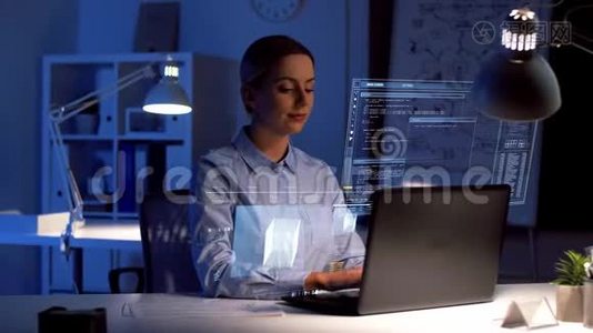 有笔记本电脑和虚拟屏幕的女商人视频