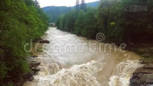 小山瀑布慢运动.. 240fps。 山涧倒在石头底下.视频