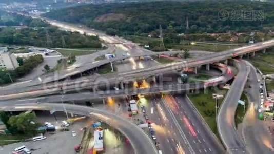 高速公路交汇处的交通。 空中夜景时间推移城市交通..视频