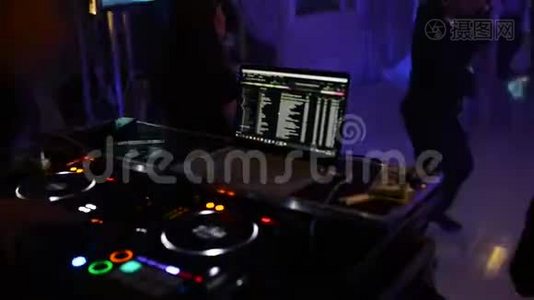 迪斯科的DJ在遥控器后面工作。 舞池和轻音乐..视频