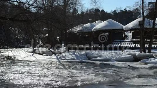 夏天的小屋覆盖着白雪，寒冷的冬天视频