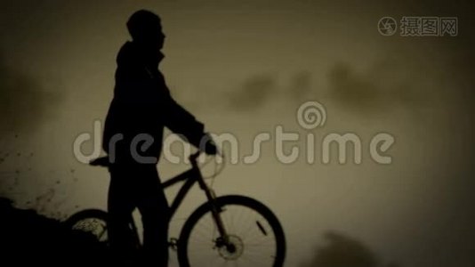 自行车夜行人回家：单色视频视频