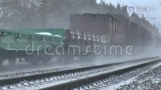 铁路机车全速行驶视频