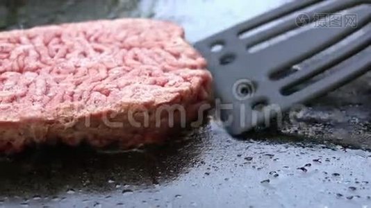 牛肉汉堡在烤架上翻转视频