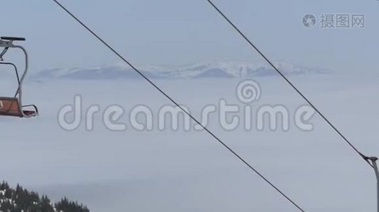 空椅举在山顶.. 背景上的美丽景色..视频