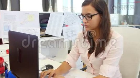 在现代开放式办公室办公的女商人视频