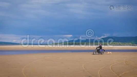 自由的感觉和莫托美学.. 摩托车手在沙滩上骑自行车。视频