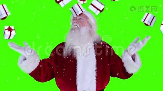 圣诞老人举起手，手里拿着掉落的圣诞礼物视频