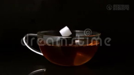 糖块掉进一杯茶里视频