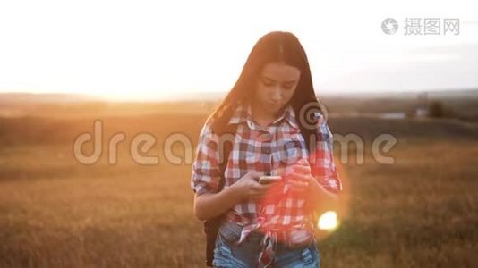 hipsterhiker剪影女孩行走游子在手机智能手机上搜索位置导航找到正确的方法视频