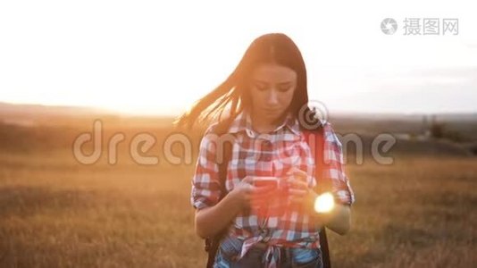 hipsterhiker剪影女孩行走游子在手机智能手机上搜索位置导航找到正确的方法视频