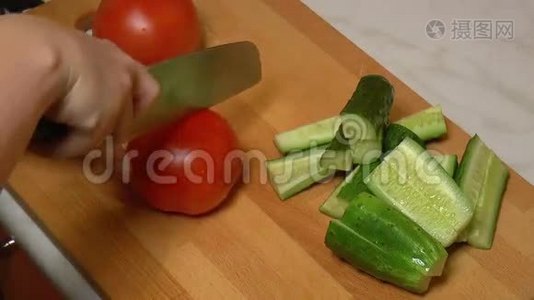 红番茄切片煮食视频