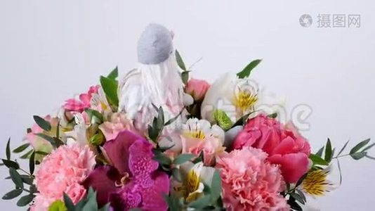 花，花束，白色背景上的旋转，花的组成由桉树，香菜，玫瑰奶油的恩典组成视频