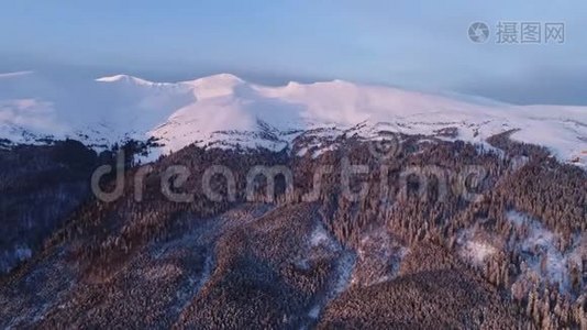 在白天阳光照耀下的绿松石雪山上空飞行视频