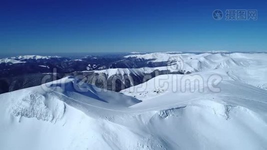 在白天阳光照耀下的绿松石雪山上空飞行视频