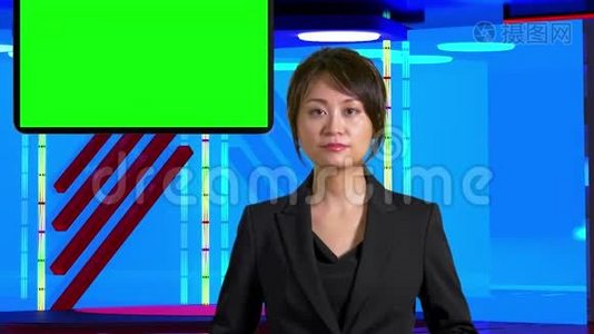 亚洲女新闻主播在虚拟电视工作室，原创设计元素视频