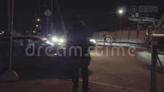 俄罗斯圣彼得堡比尔哲沃伊桥的夜间交通视频