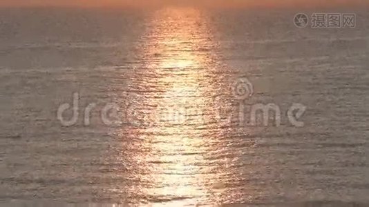 海水表面上的闪亮的Suntrack。视频