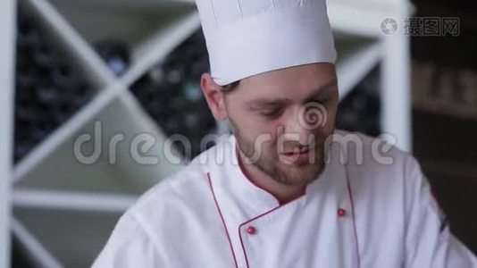 厨师生产面食-意大利面食磨床，木板，擀面杖，全部由半月面粉制成视频