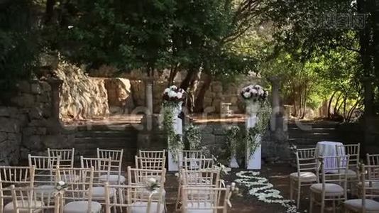 在树林里参观婚礼。 蒙山别墅米洛克视频