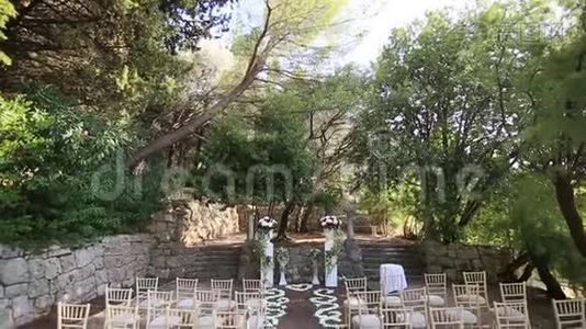 在树林里参观婚礼。 蒙山别墅米洛克视频
