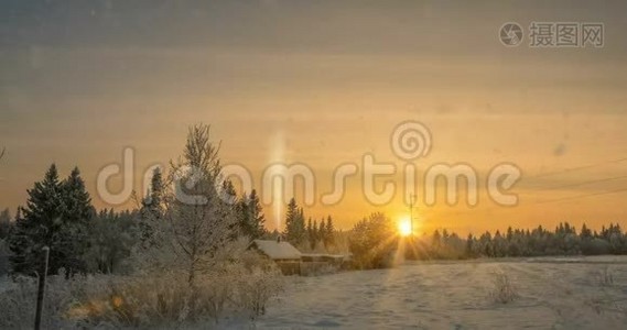 森林附近的一个小木屋，夕阳下一场美丽的降雪，一道美丽的冬季景观.. 视频循环视频