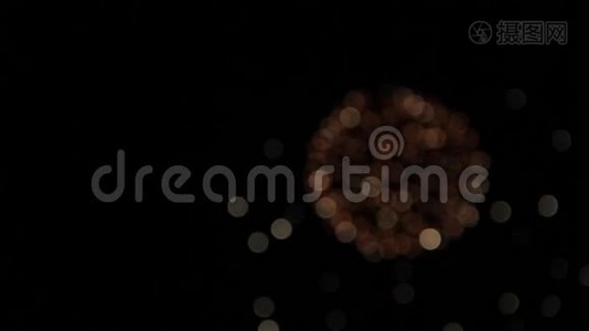 色彩斑斓的爆炸抽象的烟花背景美丽的移动粒子和闪光视频