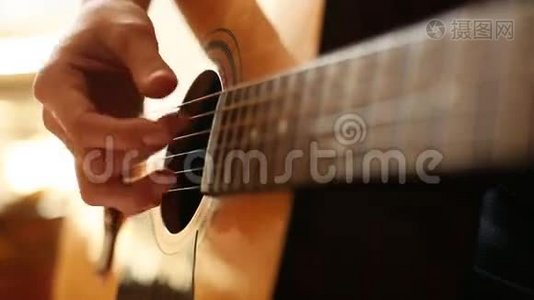 弹声吉他的女手。 特写镜头。视频