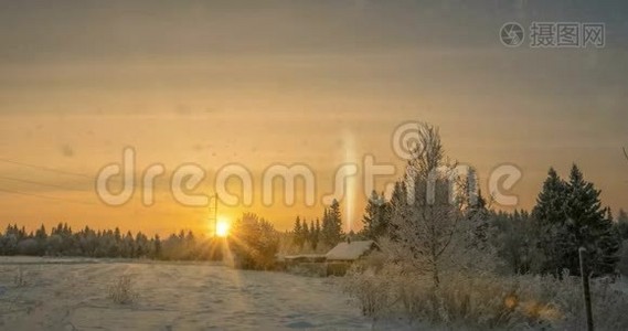 森林附近的一个小木屋，夕阳下一场美丽的降雪，一道美丽的冬季景观.. 视频循环视频