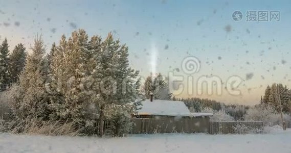 森林附近的一个小木屋，夕阳下一场美丽的降雪，一道美丽的冬季景观.. 视频循环视频