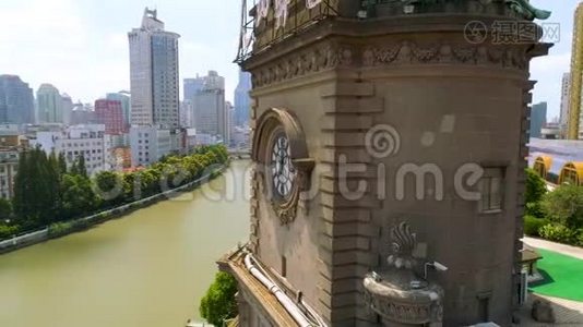 中国上海-2016年7月：空中无人机观上海邮局大楼与时钟，雕塑视频