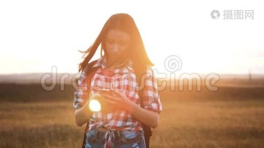 hipsterhiker剪影女孩行走游子在手机智能手机上搜索位置导航找到正确的方法视频