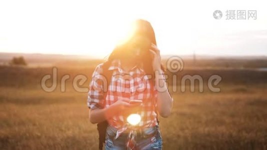 hipsterhiker剪影女孩行走游子在手机智能手机上搜索位置导航找到正确的方法视频