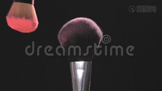 在黑色背景上用粉色粉末做的化妆刷慢动作视频