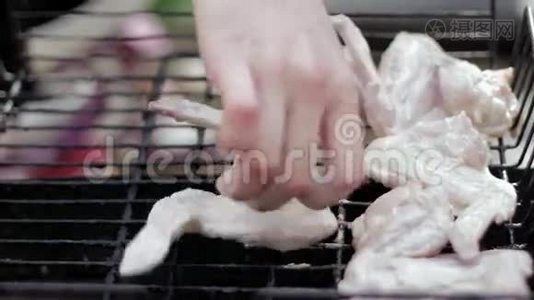 在烤架上烤鸡视频