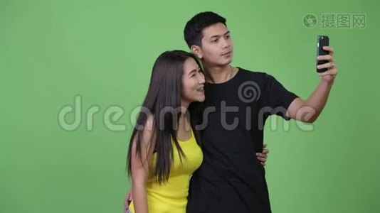 年轻快乐的亚洲情侣一起自拍视频