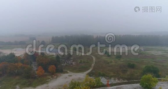 空中无人机录像。 日落时分，在雾中观赏森林、草地和山丘的秋山，光线非常柔和。视频