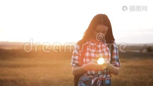 hipsterhiker剪影女孩行走游子在手机智能手机上搜索位置导航找到正确的方法视频