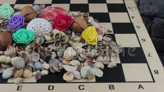 棋盘上的物体堆视频