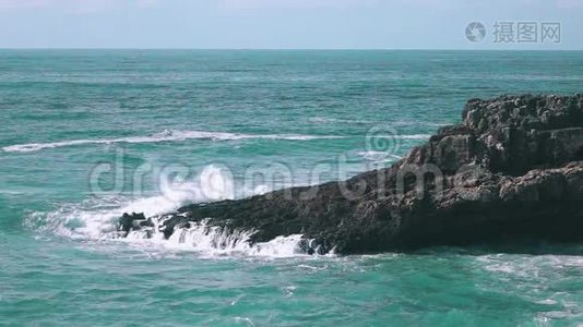 波卡多火山爆发的海浪视频