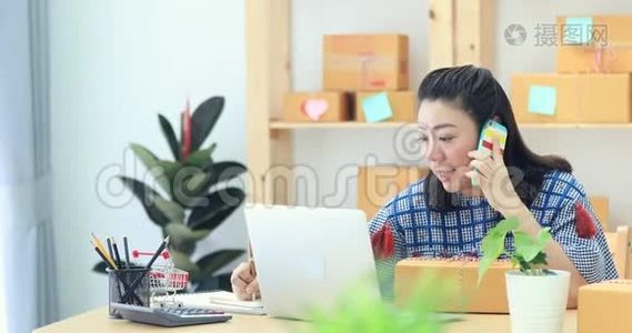 亚洲女性在家工作，年轻的企业从网上企业或中小企业概念开始。视频